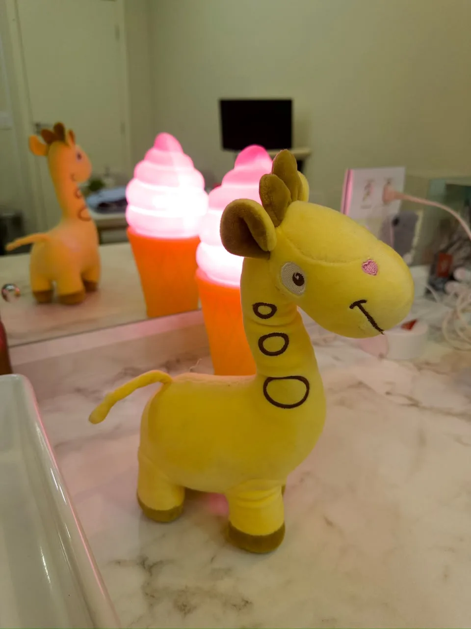 Pelúcia de girafa com luminária em formato de sorvete