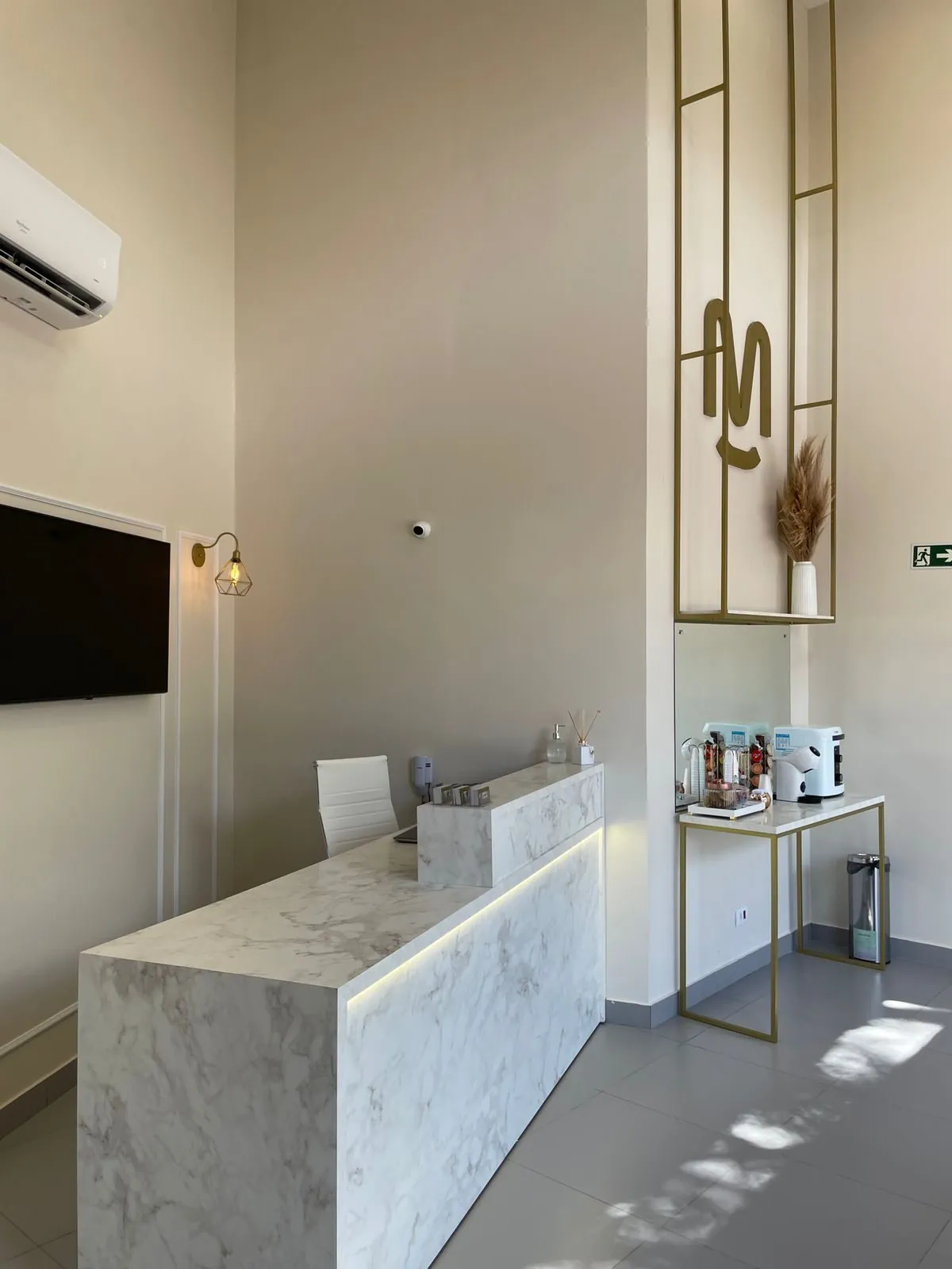Detalhe da recepção, com área de café para acompanhantes
