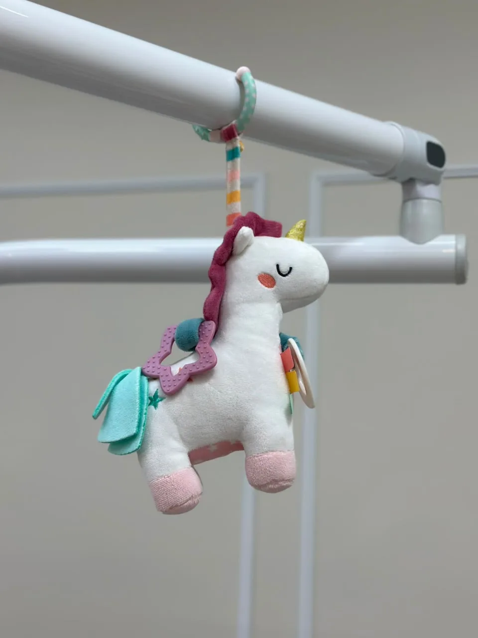 Brinquedo de unicórnio pendurado na cadeira de bebê